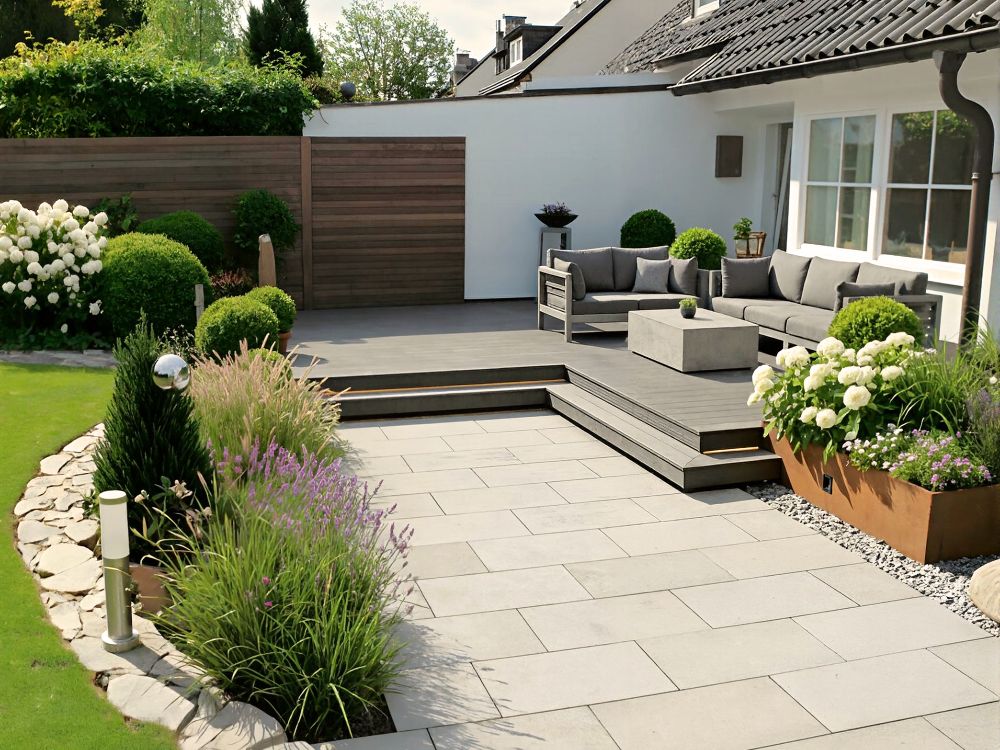 Moderner Terrassenbau und Gartengestaltung mit Natursteinplatten in Regensburg